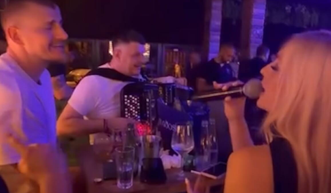 Jokić pao u trans, a Gogi Gačić ruke pune para: Isplivao novi snimak košarkaša iz kafane, hit scene zbog ove pesme