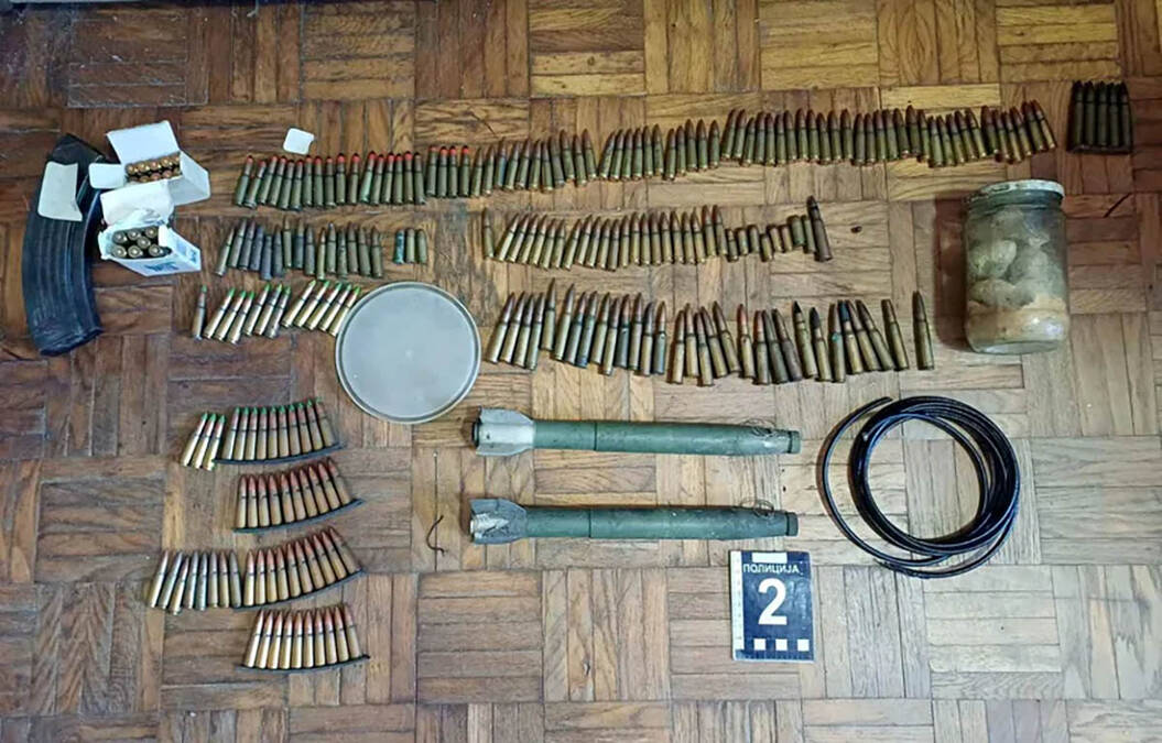 Policija u Nišu u šoku zbog arsenala oružja u stanu: Hitno uhapšen stariji muškarac (68)