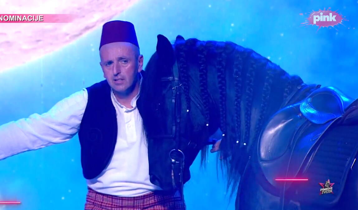 Izveo konja na binu u finalu Pinkovih zvezda: Šok scenu gledali milioni, životinja stajala pored bine dok je on pevao