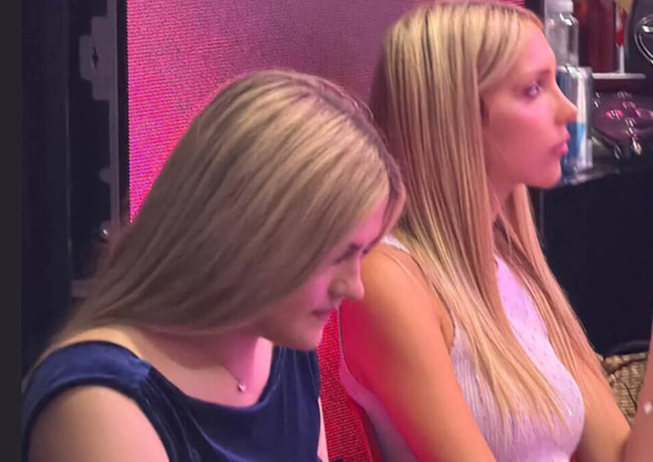 Snimili smo Atinu i Niku u studiju: Došle da podrže majku, evo šta su radile naslednice Karleuše i Tošića (Foto, Video)
