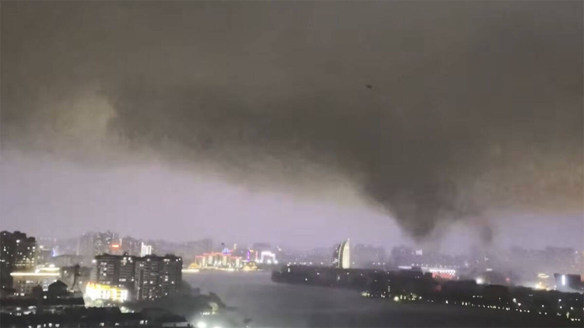 Apokaliptični prizori iz Kine: Olujni tornado nosio sve pred sobom, najmanje 11 mrtvih (Video)