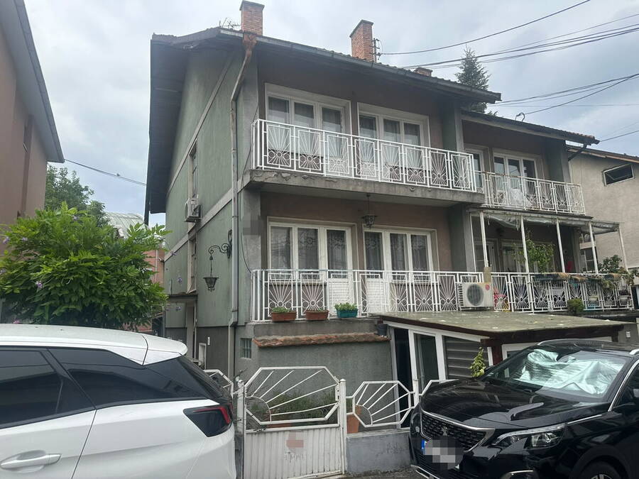 Ovo je kuće Andrije Bajića oko koje je ispao haos: Prepisao je ćerkama, a one se fizički obračunale sa ženom  bolnici
