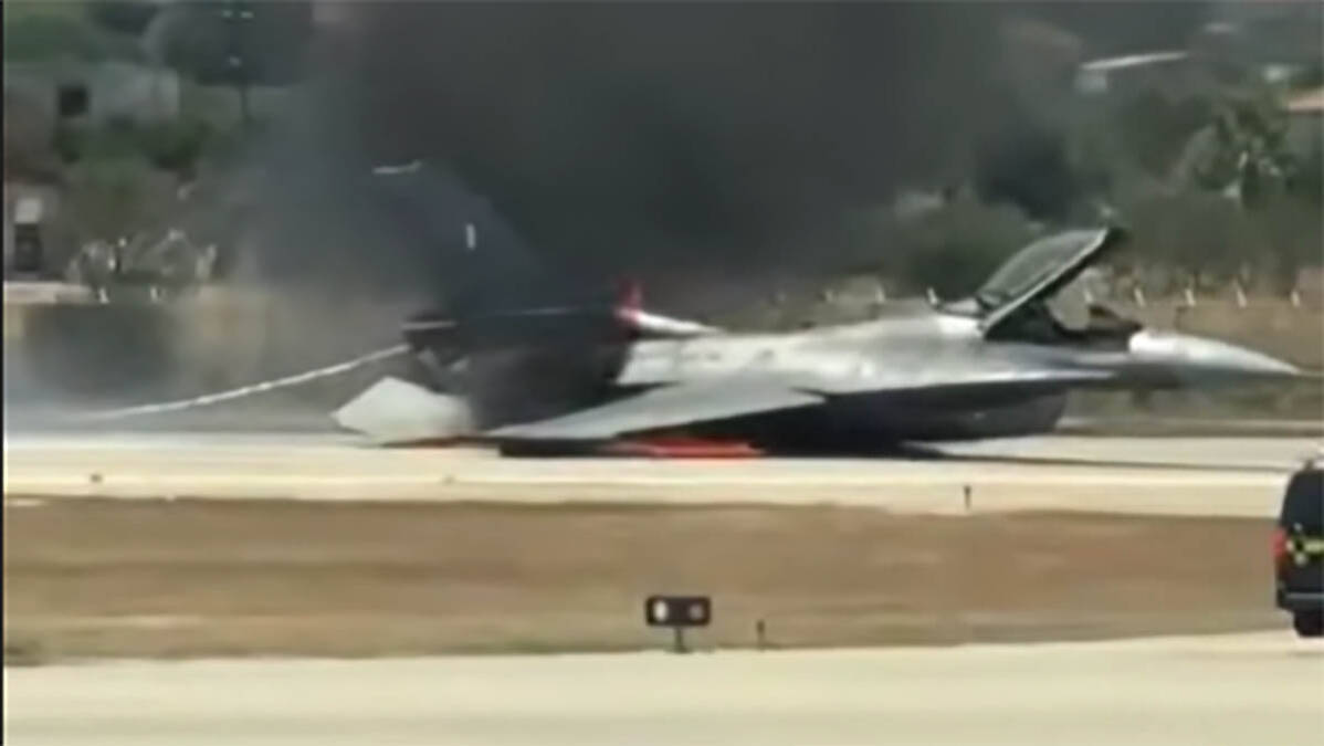 Uzbuna na ostvu koje Srbi obožavaju: Borbeni avion sleteo na jedan od najprometnijih aerodroma, pa se zapalio