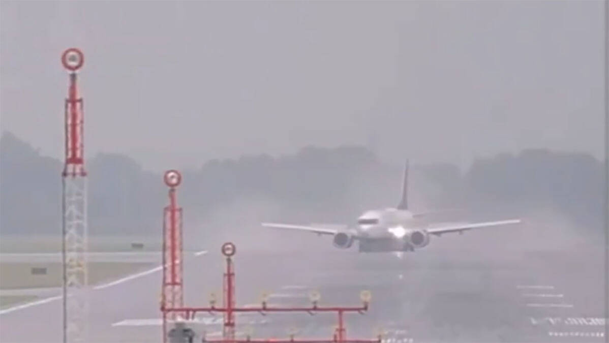 "Osetio se jak miris dima, sledeće čega se sećam je da smo se prevrtali po travi": Avion sa 162 ljudi završio van piste