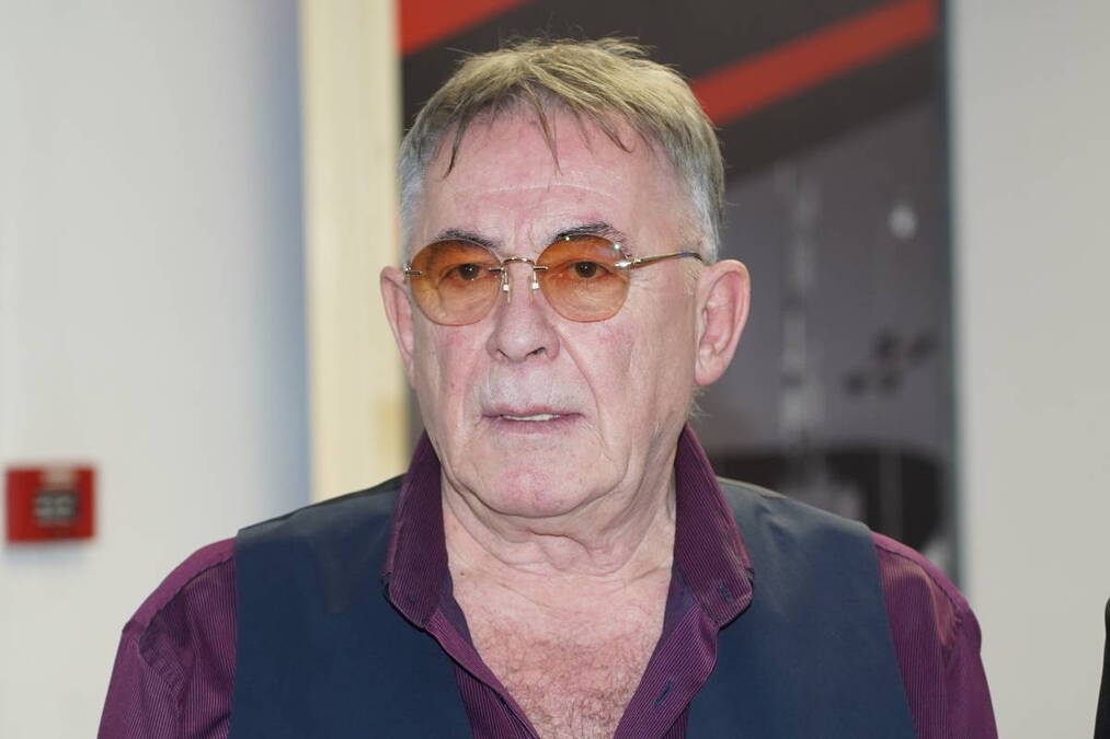Nakon što je ostavio 35 godina mlađu, napravio haos zbog objave: Mima potkačio čedne devojke i podelio javnost