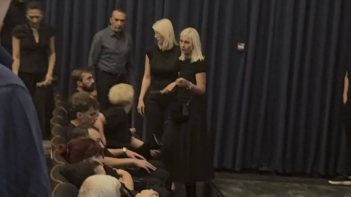 Ćerke Andrije Bajića stigle na komemoraciju: Sele u prvi red, 41 godinu mlađu udovicu ni da pogledaju