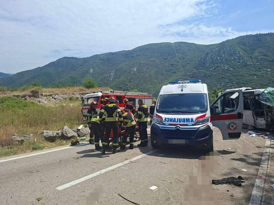Vraćali se sa Ostroga pa doživeli stravičnu nesreću: Poginula devojka (21) iz Srbije, 16 osoba povređeno