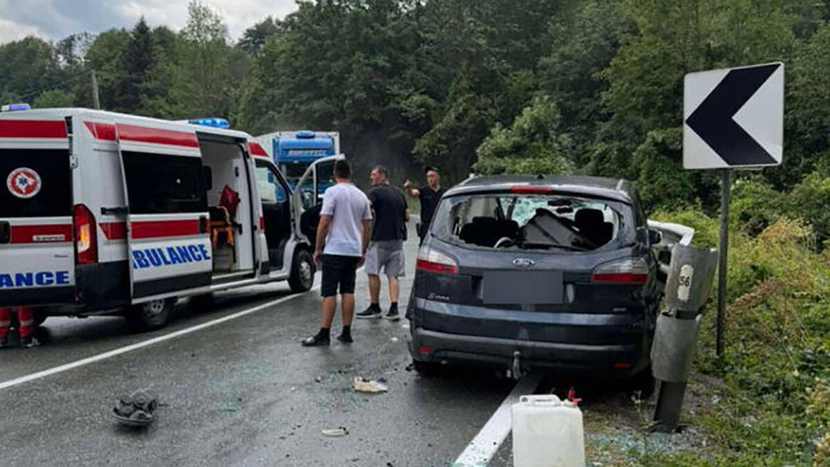Težak udes u Crnoj Gori, sudarili se automobil i kamion: Vozilo sa srpskim tablicama uništeno, ima povređenih 