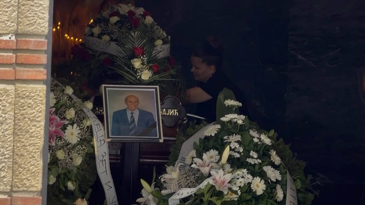 Mala Cana slomljena na sahrani Andrije Bajića: Nije se pozdravila sa ćerkama, stoji sa druge strane kovčega