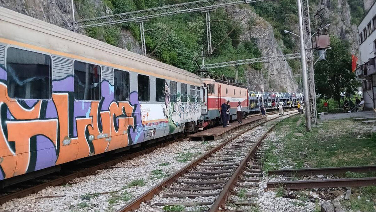Snažno nevreme zaustavilo voz u kanjonu Morače: Sumnja se da je udar groma prekinuo napajanje