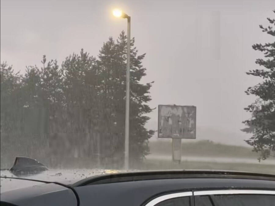 Nevreme se nemilosrdno širi Srbijom, na udaru još jedan grad: Pojavio se zastrašujući snimak grmljavine (Video)