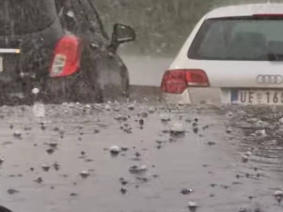 Jako nevreme pogodilo zapad i jugozapad Srbije: Olujna zona se premešta ka Šumadiji i Beogradu (Video)