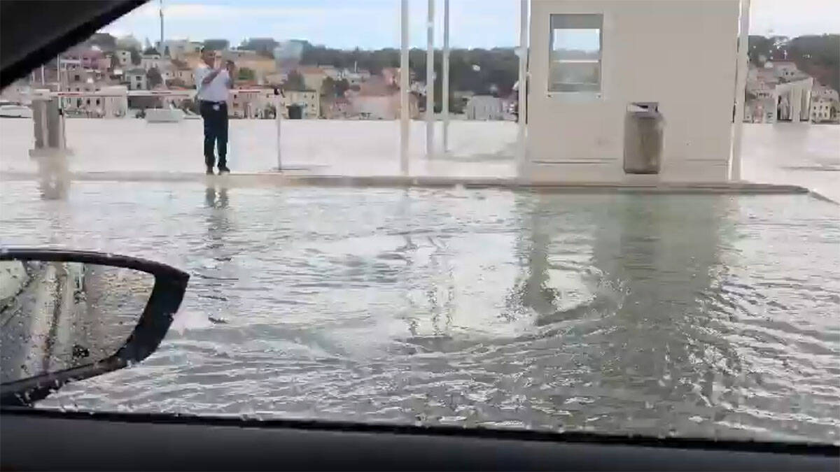 "Ljudi su bežali, vladala je panika": Misteriozni fenomen izazvao haos na hrvatskoj obali (Video)