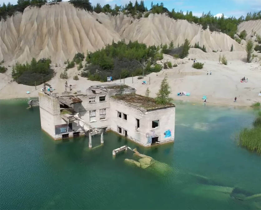 Priroda sakrila jezivu tajnu: Turisti danas uživaju u ovom tirkiznom jezeru ne sluteći da ono krije mračnu prošlost