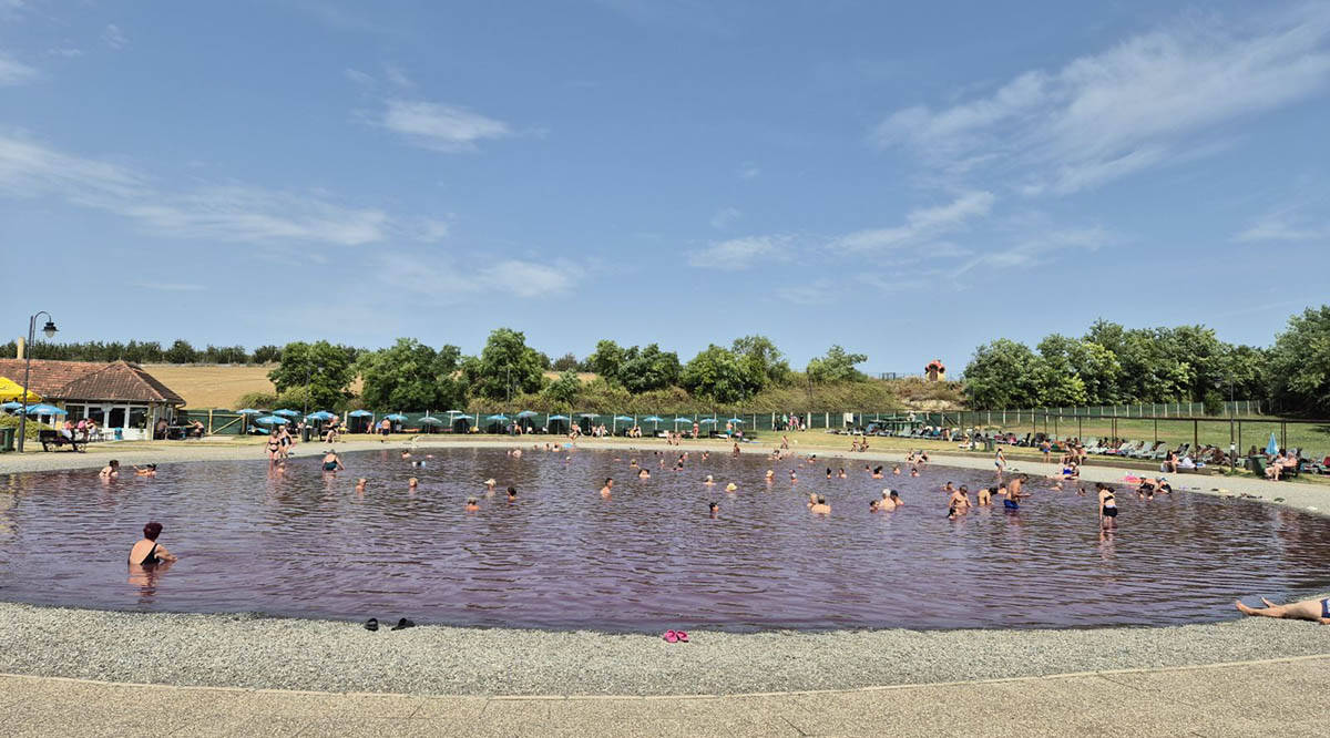 Skriveni dragulj Srbije koji leči i dušu i telo: Posetili smo ružičasto jezero, evo zašto ga ljudi obožavaju