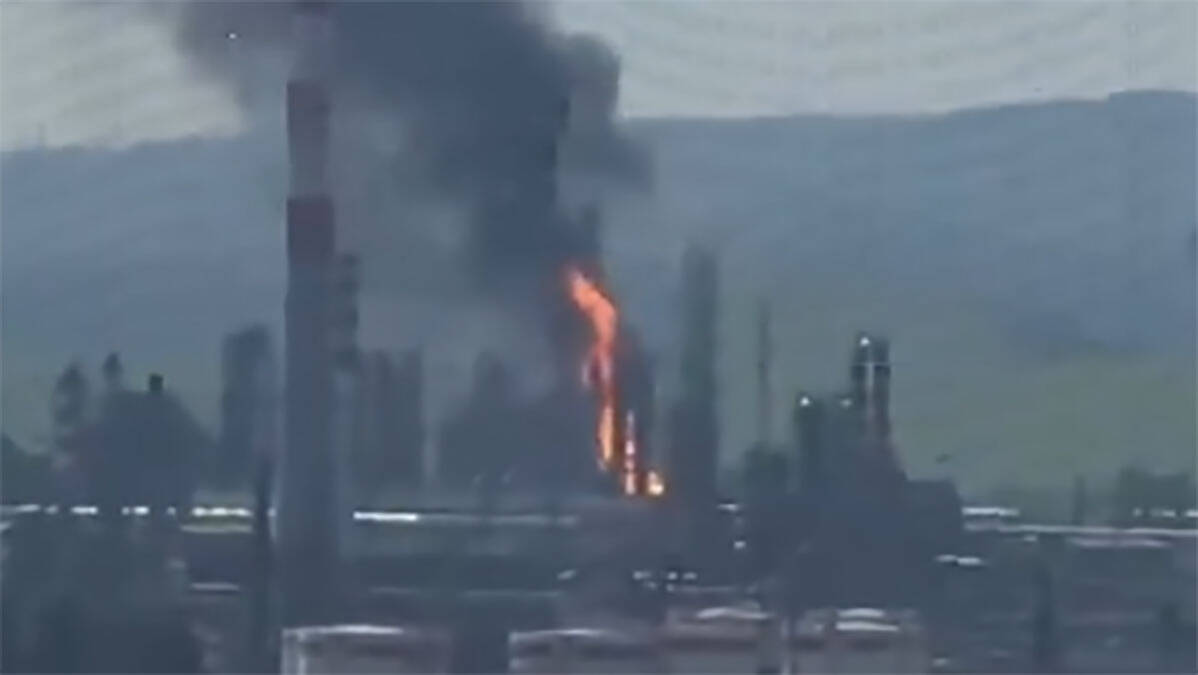 Ukrajinci pogodili srce ruske naftne industrije: Plamen progutao ključnu rafineriju Lukoila u Permu (Video)