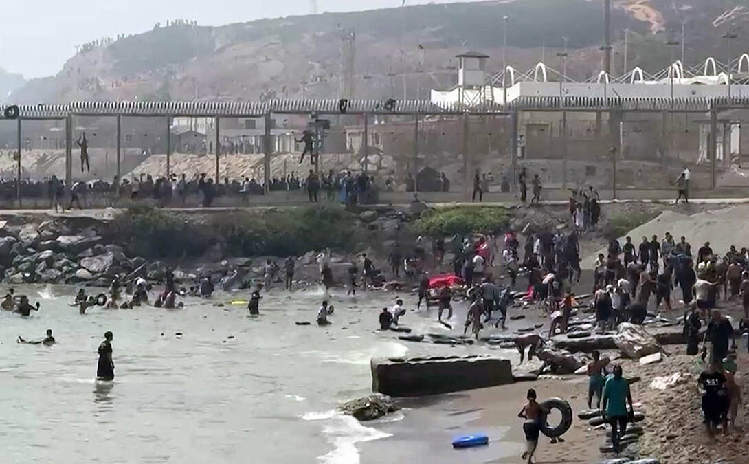 Više hiljada migranata prešlo granicu, traži se intervencija vojske: Hitno se oglasio i premijer Španije (Foto)