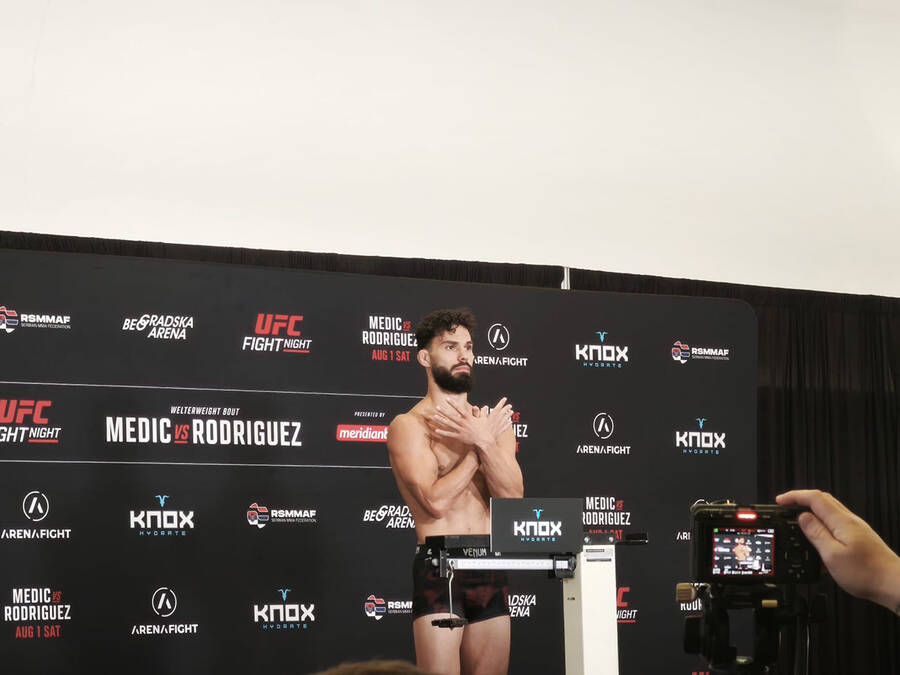 Albanac pokazao dvoglavog orla u Beogradu: Skandal na merenju pred UFC Beograd