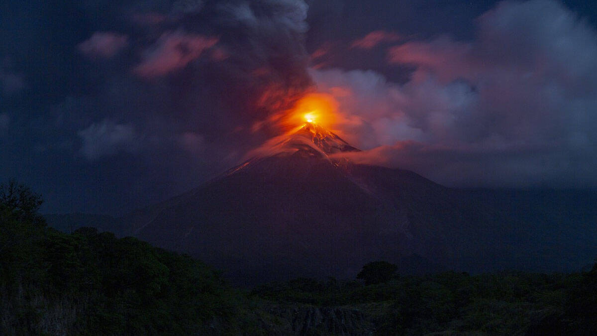 Eruptirao vulkan Fuego: Vlasti proglasile najviši stepen uzbune, evakuacija stanovništva traje