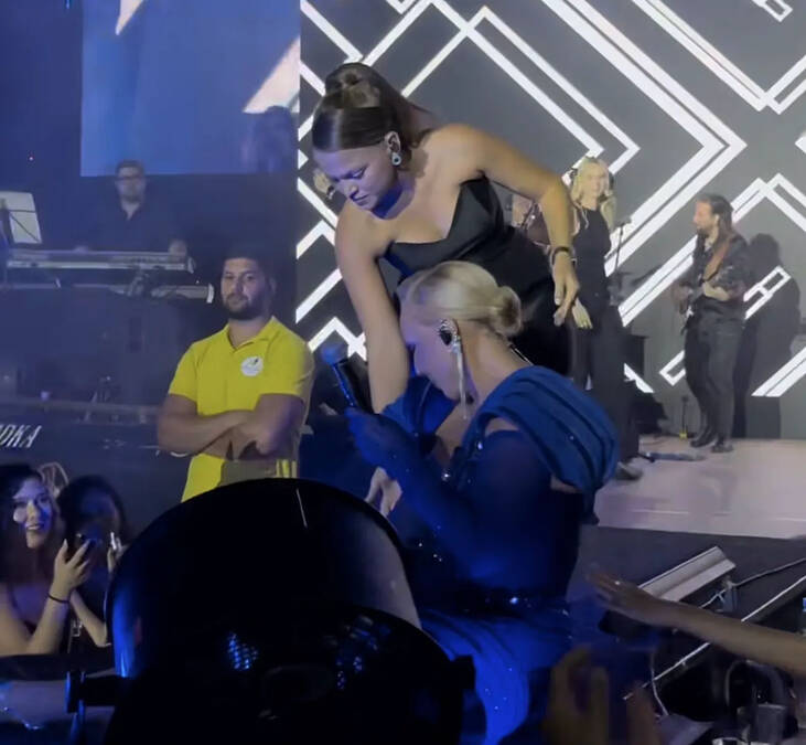Lepa Brena pala na koncertu u Budvi: Odmah potrčali da joj pomognu, a Prija i nova snaja đuskale (Video)