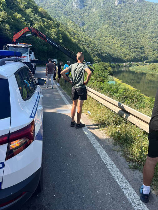 Stravičan prizor u Ovčarsko-kablarskoj klisuri: Automobil sleteo u jezero Međuvršje, u toku izvlačenje
