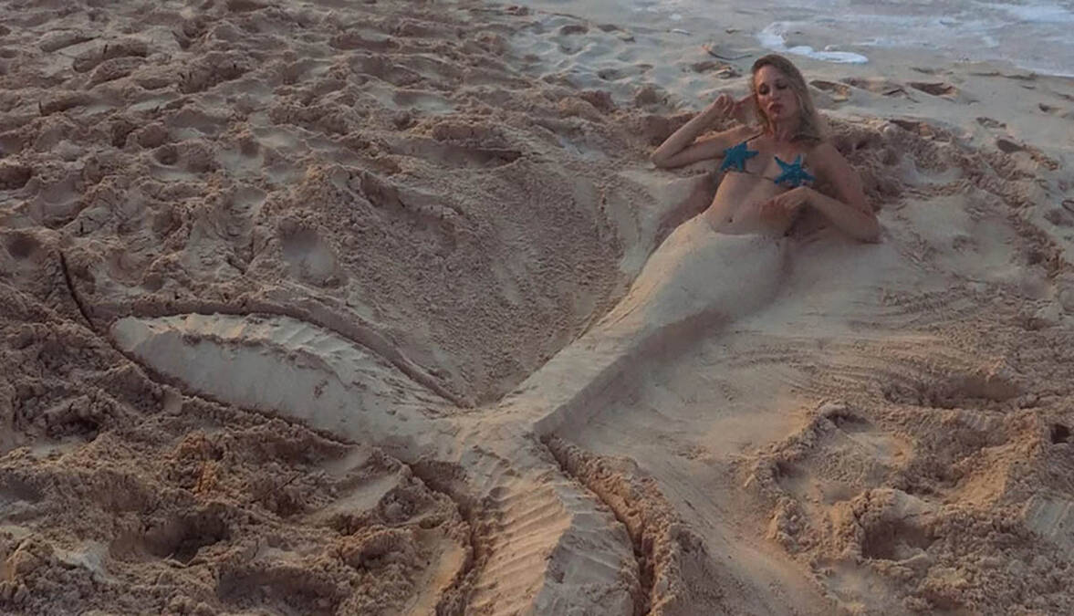 Najbogatija Srpkinja pozirala kao sirena, grudi prekrila samo zvezdama: Šok fotke supruge arapskog milionera