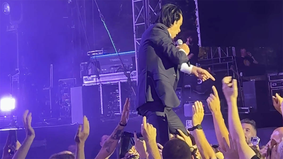 Nik Kejv leteo po bini, publika ga nosila na rukama: Klečao pred ljudima, scena kakva se ne pamti u BG (VIDEO)