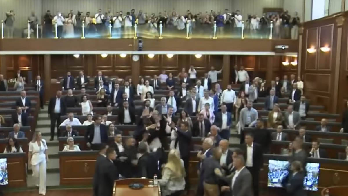 Poslanica gađala Aljbina Kurtija jajima usred sednice: Nastao haos u Skupštini tzv. Kosova