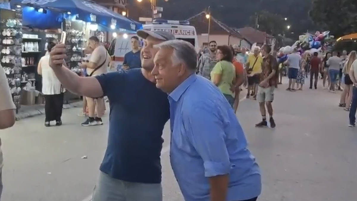 "On je čovek legenda": Orban ponovo oduševio Srbe, šeta Dragačevom i fotografiše se sa posetiocima 