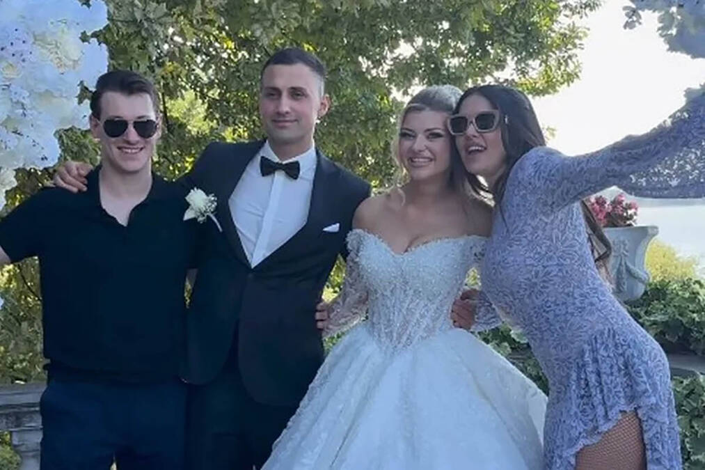 Oženio se brat Tanje Savić: Pevačica zablistala u izazovnoj haljini, izrez do kuka svima zapao za oko