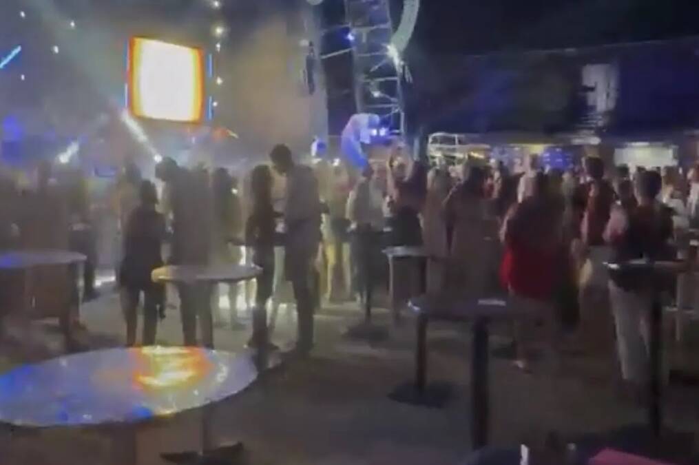 Jakov Jozinović nastupao u polupraznom klubu u Budvi: Na koncertu šačica ljudi, pukla bruka (Video)