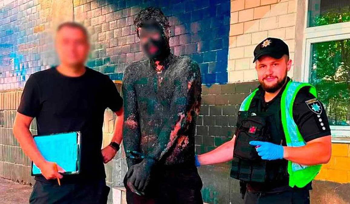 (Foto) Najbizarnija pljačka: Lopov se prekrio smolom da bi bio "nevidljiv", policajci ga 5 sati čistili