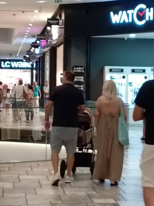 Uhvatili smo Deu Đurđević sa mužem i bebom: Evo gde provode vreme i ko im pravi društvo (Foto)
