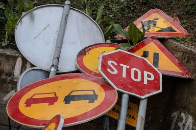 Noću menjao saobraćajne znakove na raskrsnicama: Policija nije mogla da veruje šta radi, doveo sve u opasnost