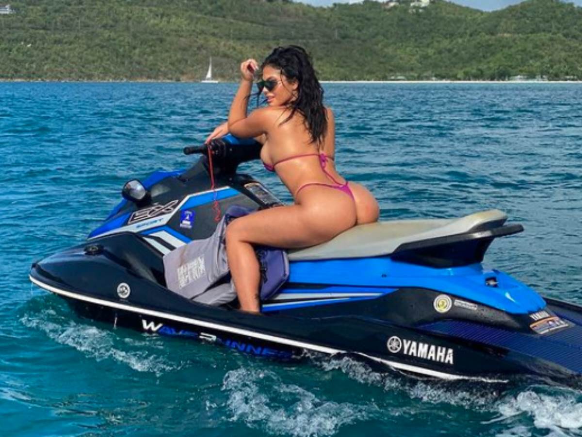 Amanda Trivizas u minijaturnom šortsu