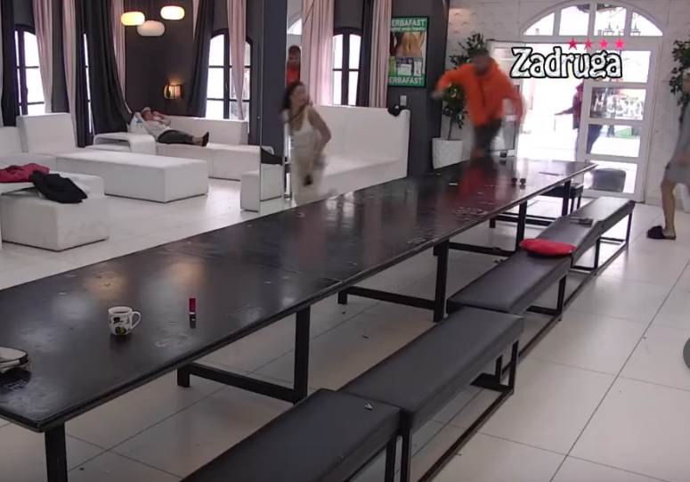 maja i janjus tuca zbog bubice video