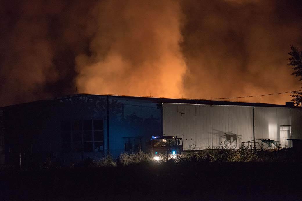 nis pozar magacin gasenje vatrogasci fotografija