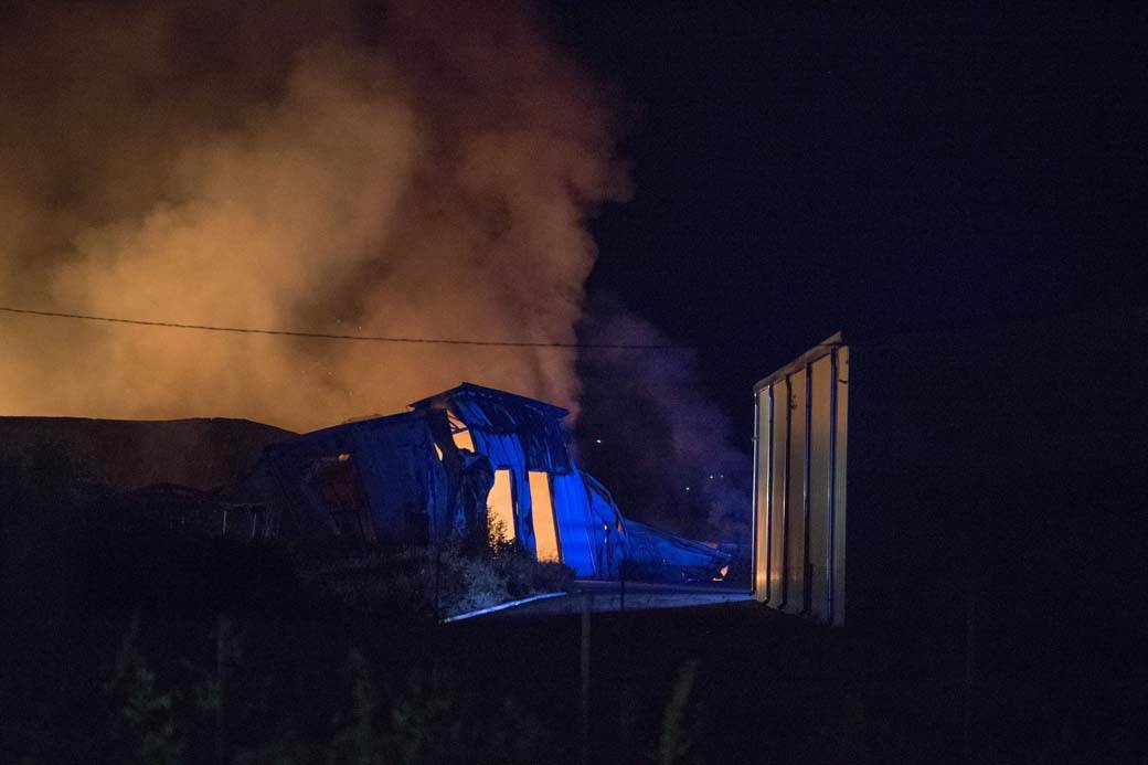 nis pozar magacin gasenje vatrogasci fotografija