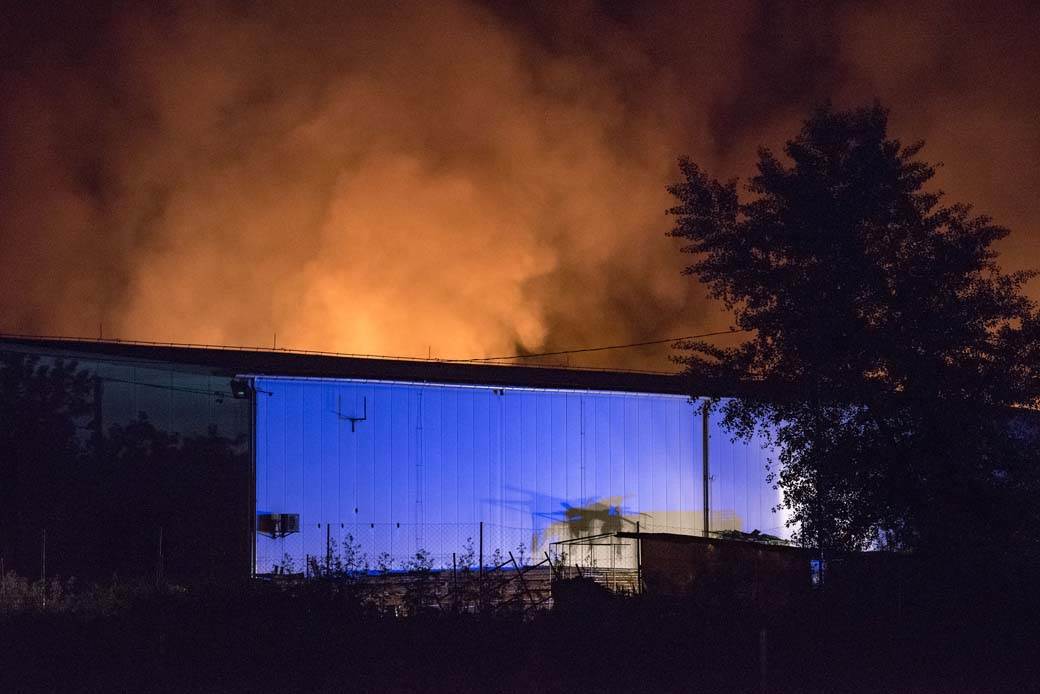 nis pozar magacin gasenje vatrogasci fotografija