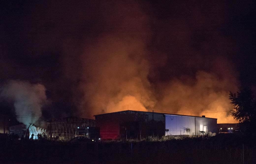 nis pozar magacin gasenje vatrogasci fotografija