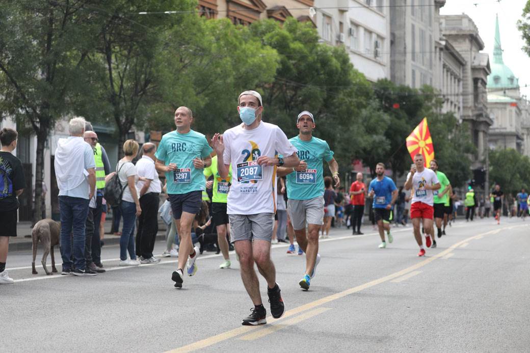 beogradski maraton trcao s bebom slep trkac maska na licu drzanje za ruke foto