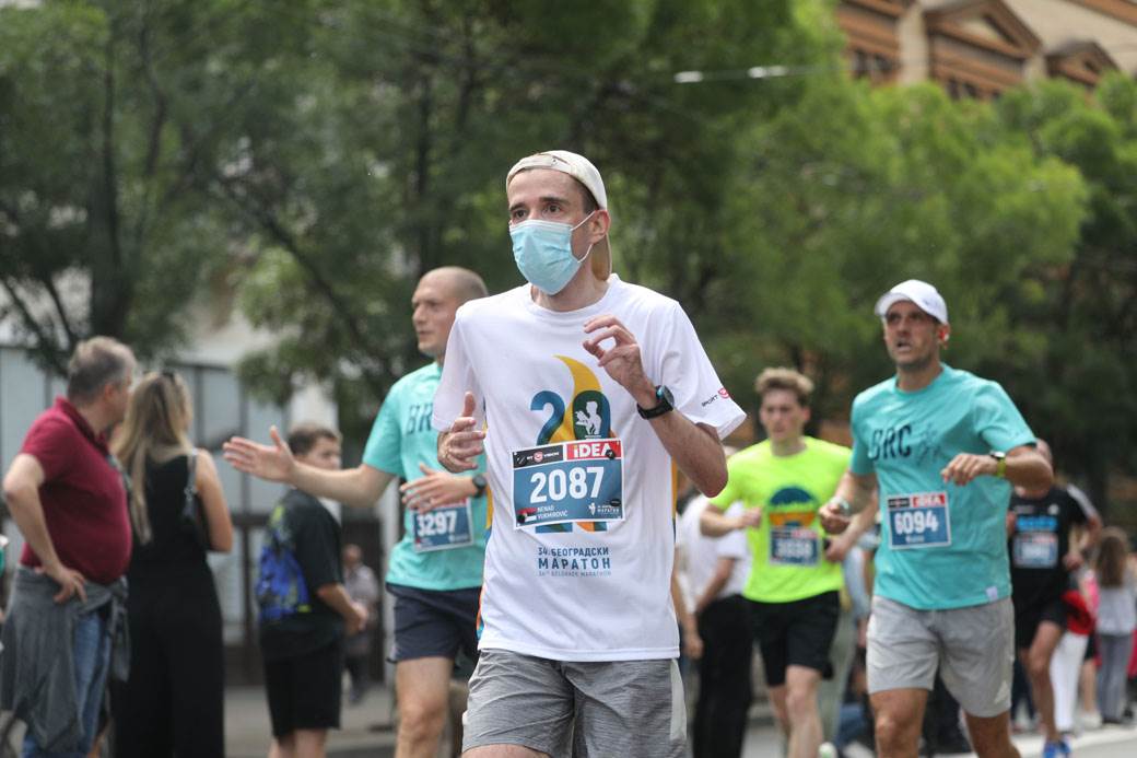 beogradski maraton trcao s bebom slep trkac maska na licu drzanje za ruke foto