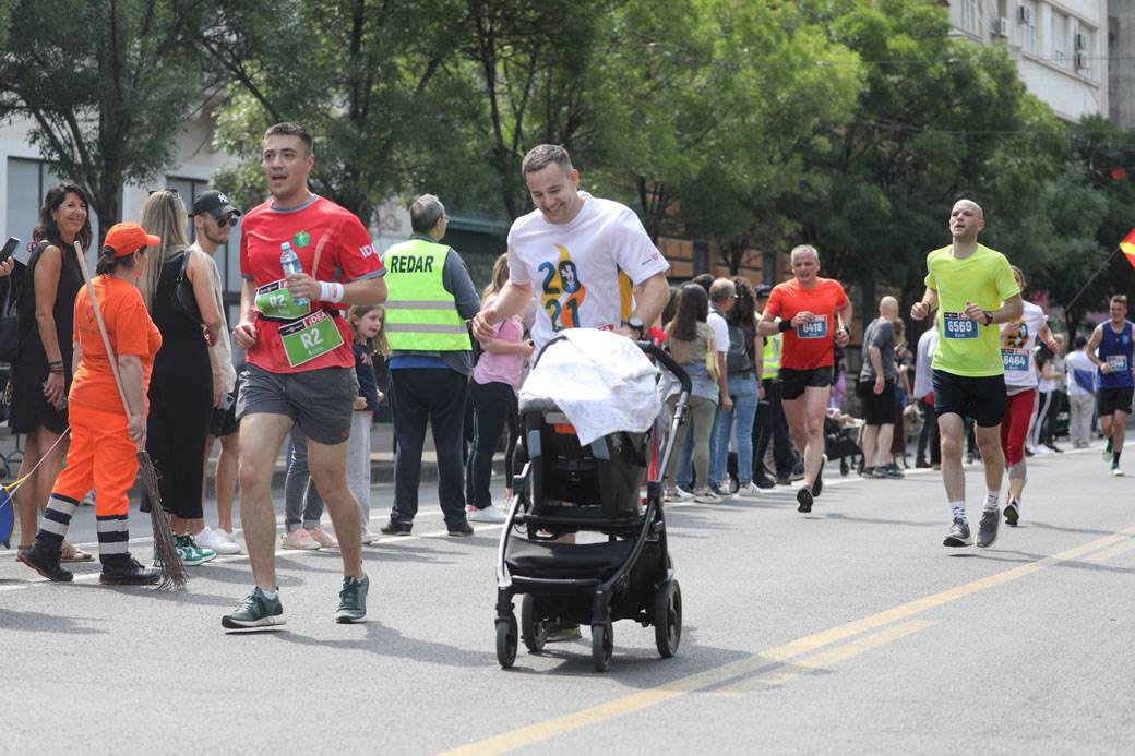 beogradski maraton trcao s bebom slep trkac maska na licu drzanje za ruke foto