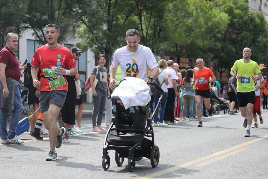 beogradski maraton trcao s bebom slep trkac maska na licu drzanje za ruke foto