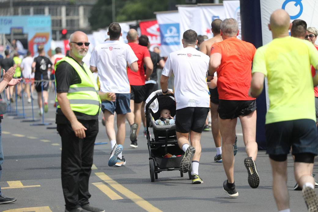 beogradski maraton trcao s bebom slep trkac maska na licu drzanje za ruke foto