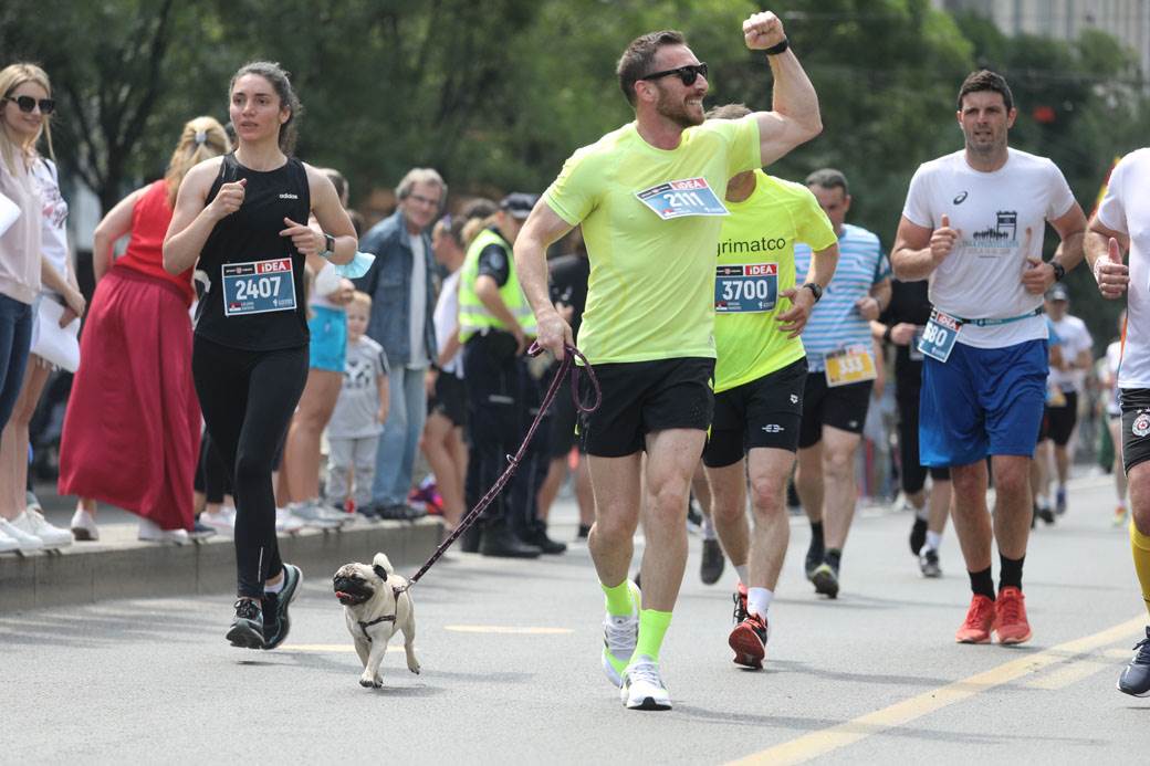 beogradski maraton trcao s bebom slep trkac maska na licu drzanje za ruke foto