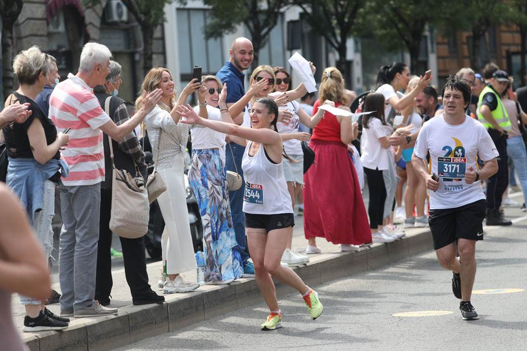 beogradski maraton trcao s bebom slep trkac maska na licu drzanje za ruke foto