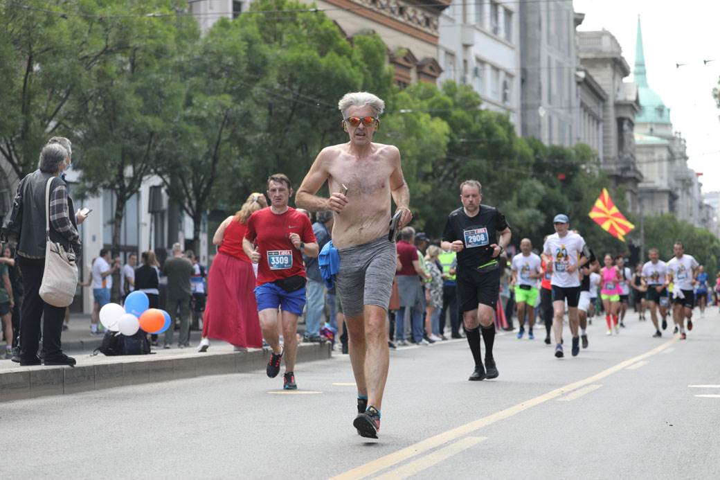 beogradski maraton trcao s bebom slep trkac maska na licu drzanje za ruke foto