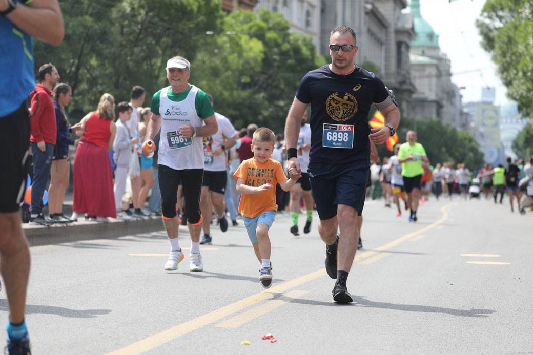 beogradski maraton trcao s bebom slep trkac maska na licu drzanje za ruke foto