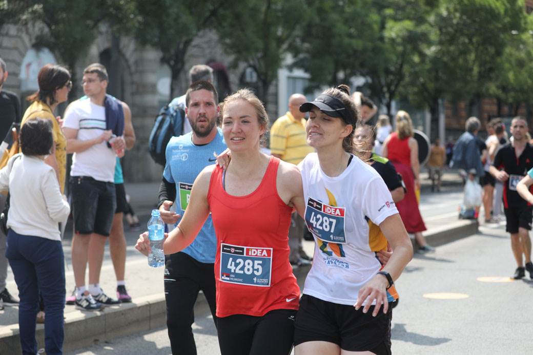 beogradski maraton trcao s bebom slep trkac maska na licu drzanje za ruke foto